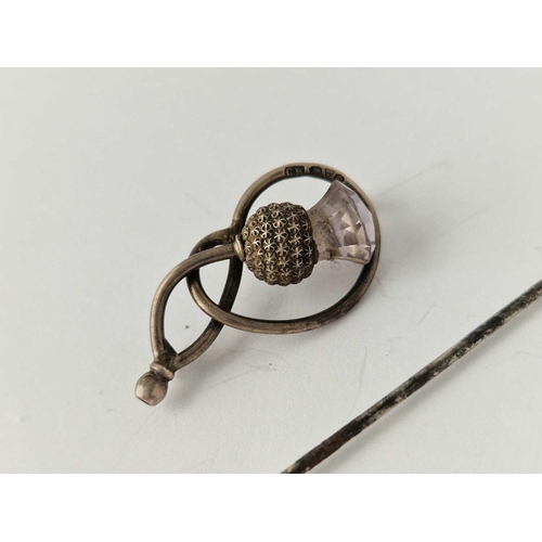 594 - A golf club hat pin and brooch A/F