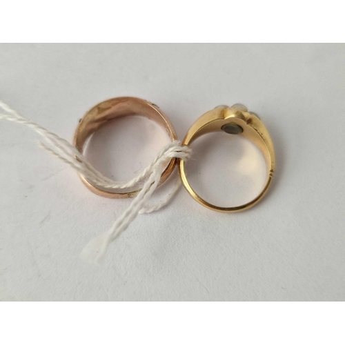 7 - TWO ANTIQUE GOLD RINGS, sizes K and N, 4.8 g.