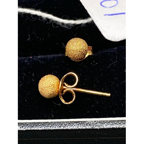 101 - A Pair Of Frosted Ball Stud Earrings 18Ct Gold Boxed