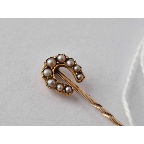 15 - A Gold Horse Shoe Stick Pin Set With Pearls 2.6 Gms