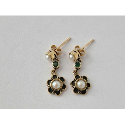 19 - A Pretty Pair Of Daisy Head Earrings Set With Pearls 9Ct 2.9 Gms