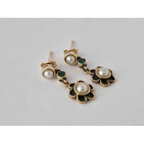 19 - A Pretty Pair Of Daisy Head Earrings Set With Pearls 9Ct 2.9 Gms