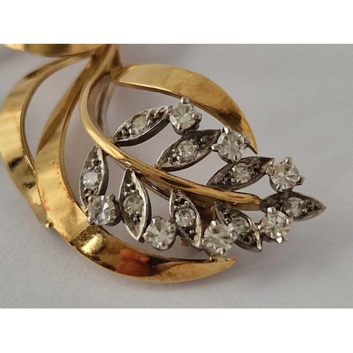 195 - A Floral Brooch With Diamonds 18Ct Gold 5 Gms