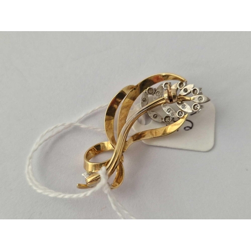 195 - A Floral Brooch With Diamonds 18Ct Gold 5 Gms