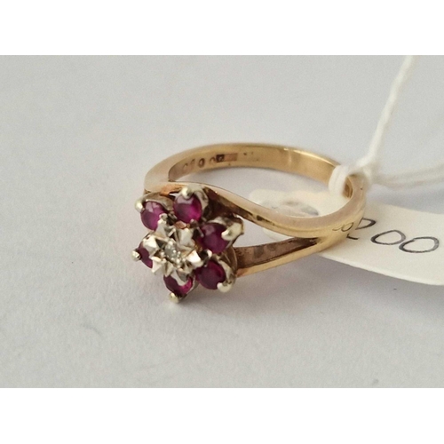 200 - A Ruby And Diamond Cluster Ring 9Ct 4.1 Gms