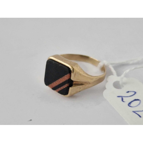 202 - A Onyx Ring With Gold Inlay 9Ct Size R 3.3 Gms