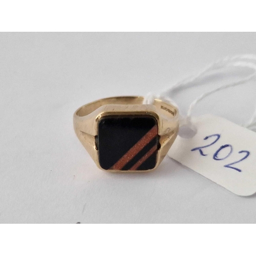 202 - A Onyx Ring With Gold Inlay 9Ct Size R 3.3 Gms