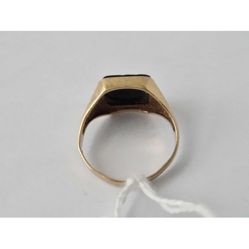 202 - A Onyx Ring With Gold Inlay 9Ct Size R 3.3 Gms