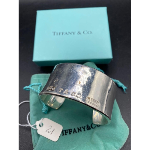 21 - A Tiffany And Co Silver Bangle In Tiffany Box 109 Gms