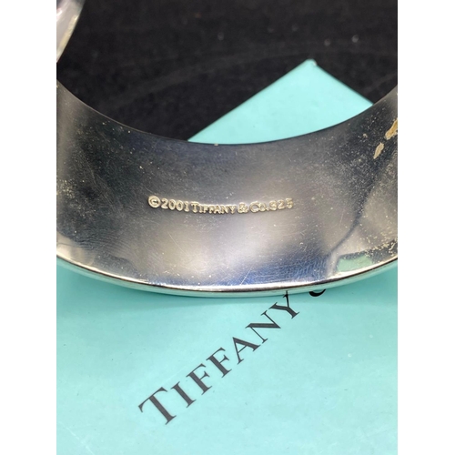 21 - A Tiffany And Co Silver Bangle In Tiffany Box 109 Gms