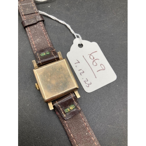 669 - A Gents Square Faced Rotary Wrist Watch