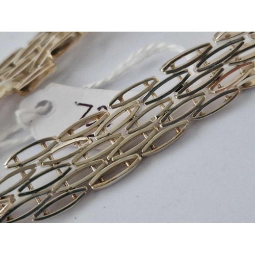 72 - A Heavy Silver Flat Link Bracelet With Padlock Clasp 24.7G