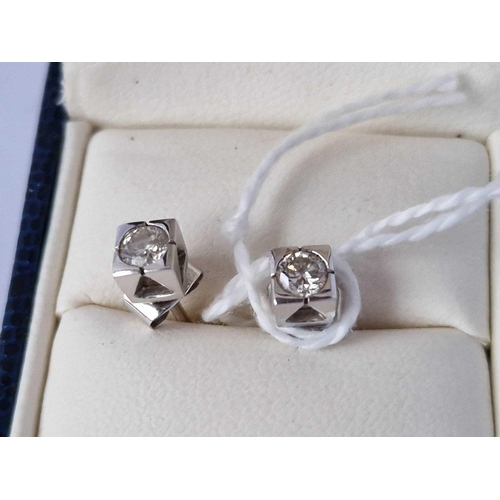 101 - A Pair Of White Gold Diamond Stud Earrings 4.8 Mm Square 18Ct Gold Boxed 2.7 Gms