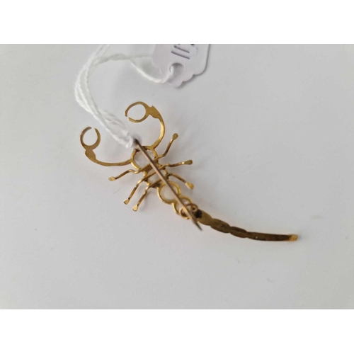 113 - A Scorpion Design Moonstone Brooch Set In Gold 2,4 Gms