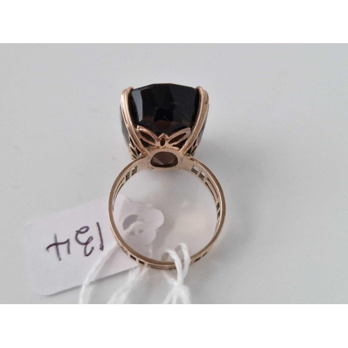 134 - A Large Gold Ring With Decorative Band Size P