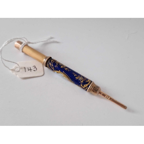 143 - A Pretty Enamel Pencil With Portrait Panel Of A Lady