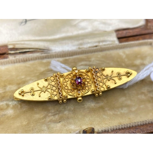 155 - A Early Victorian Ruby Brooch With Fine Elaborate Cantenelle And Rope Twist Decoration 15Ct Gold In ... 