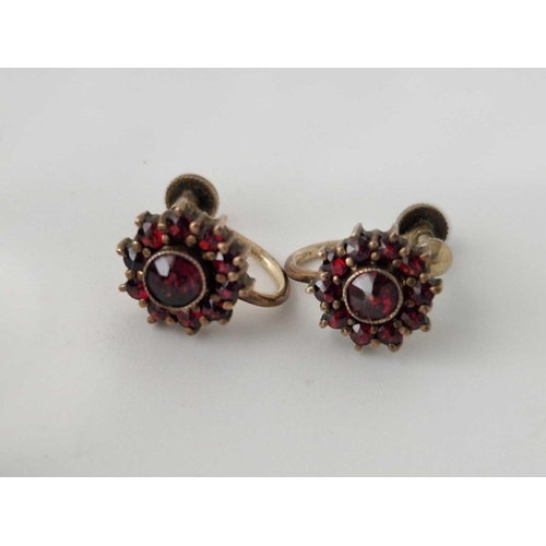 262 - Antique Gold And Garnet Brooch And Earrings 7.4G