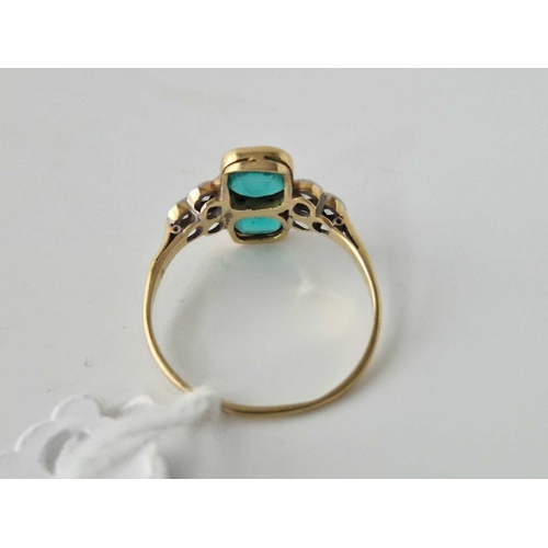 319 - A High Carat Gold Emerald Cluster Ring Size R 2.2 Gms