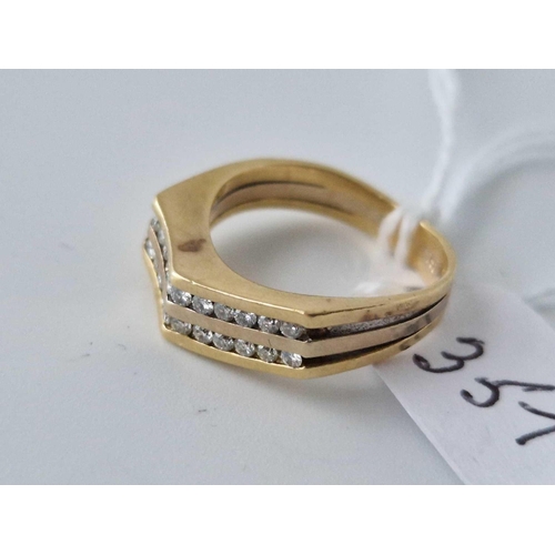 357 - A Two Row Abstract Diamond Ring 18Ct Gold Size M