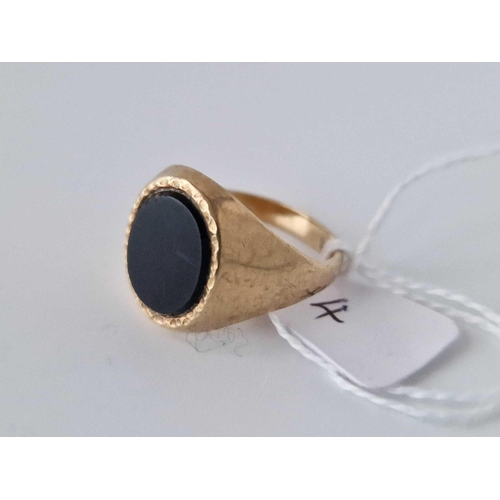 4 - A Oval Onyx Signet Ring 9Ct Size W 7.6 Gms