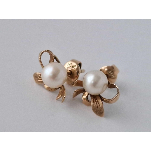 40 - A Pair Of Pearl Ear Studs 14Ct Gold 3.7 Gms