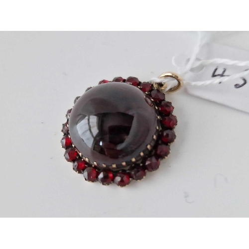 454 - A Antique Bohemian Garnet Circular Pendant With Large Central Cabochon Garnet 25Mm Diameter