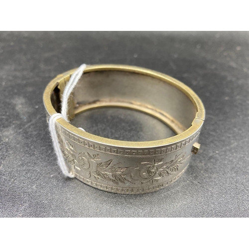 492 - A Hinged Silver  Bangle