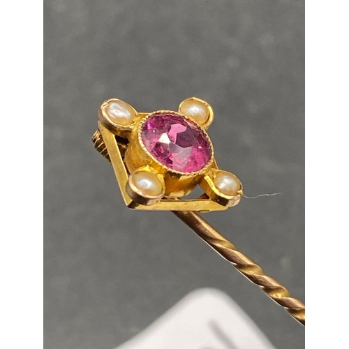 561 - A Pretty Antique Pink Tourmaline And Pearl Stick Pin With Rope Twist