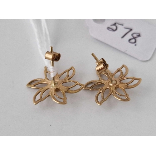 578 - A Pair Of Flower Earrings 9Ct 1.1 Gms