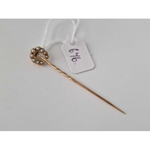 676 - A Horse Shoe Stick Pin Set With Pearls 15Ct Gold 2.6 Gms