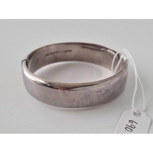 690 - A Hinged Silver Bangle