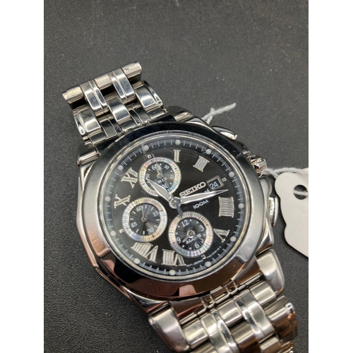 725 - A Good Gents Seiko Chronograph Wrist Watch With Chrome Link Strap Seconds Sweep And Date Aperture