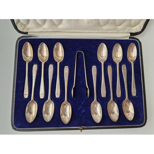 897 - A Set Of Twelve Art Deco Teaspoons With Sugar Tongs, London 1931, 160 G.