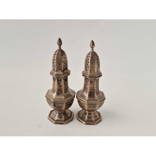 903 - A Pair Of Octagonal Pepper Casters With Flame Finials, 4.25 Inches High, Probably Birmingham 1916, 6... 