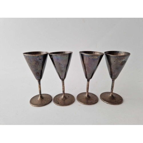 927 - A Set Of Four Liquere Goblets On Pedestal Stems, 3.5 Inches High, Birmingham 1919 By D&F, 165 G.