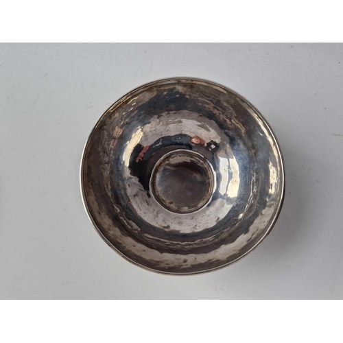 976 - Hammered Finish Jersey Bowl. Plain 4.25 In Diameter Hallmarked For London 1915. 167 Gms