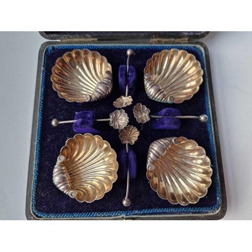 977 - Boxed Set Of Four Shell Shaped Salts With Spoons. Birmingham 1891