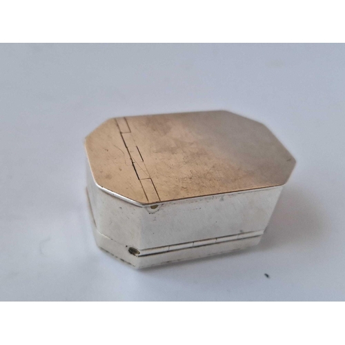 998m - A Good George Iii Nutmeg Grater Octagonal Shape, With Hinged Top And Base, London 1816 By Tr Ip