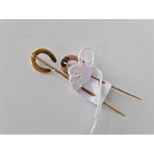 100 - Two gold horse shoes stick pins 3.4 gms