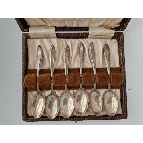 1010 - Boxed set of six coffee spoons. Birmingham 1923. 64 gm