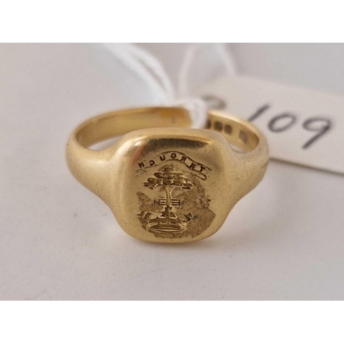 109 - A good Pinky ring with a crest, 18ct, size O, 6.8 g