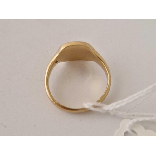 109 - A good Pinky ring with a crest, 18ct, size O, 6.8 g