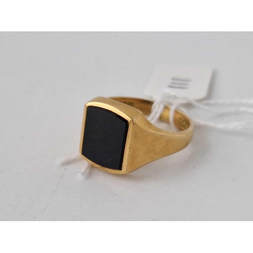 111 - A GOOD GENTS ONYX SIGNET RING, 18ct, size T, 8.3 g.