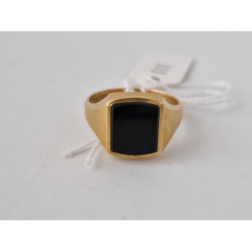 111 - A GOOD GENTS ONYX SIGNET RING, 18ct, size T, 8.3 g.