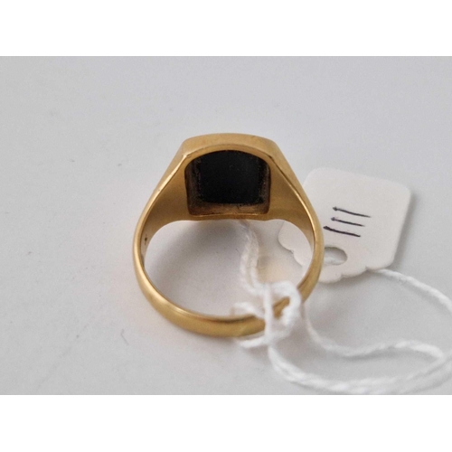 111 - A GOOD GENTS ONYX SIGNET RING, 18ct, size T, 8.3 g.