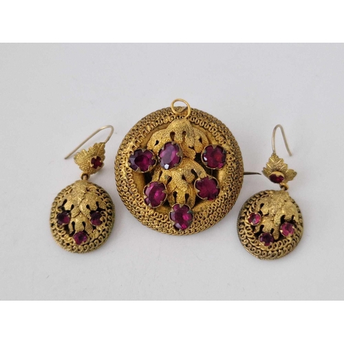 114 - A suite of jewellery set in metal gilt and paste