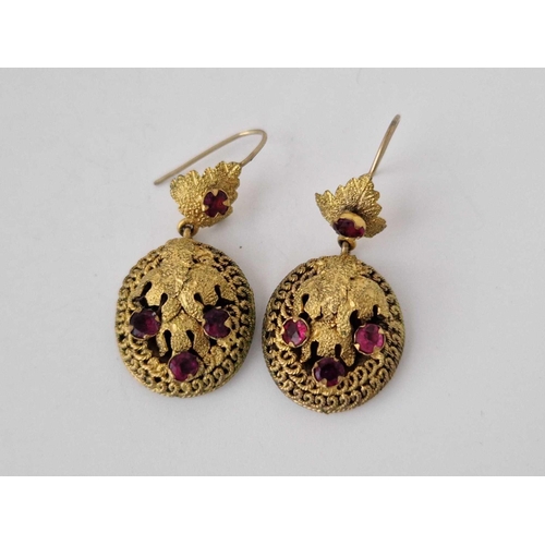 114 - A suite of jewellery set in metal gilt and paste