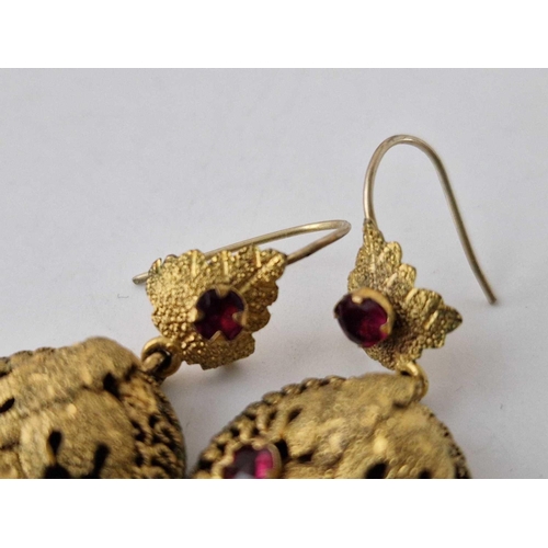 114 - A suite of jewellery set in metal gilt and paste