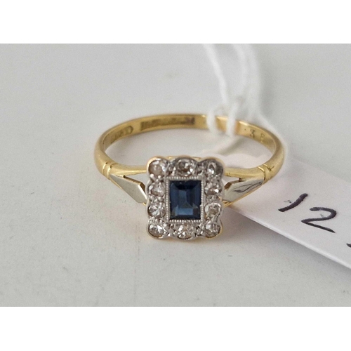 127 - A Edwardian 18ct gold and platinum diamond and sapphire cluster ring size O